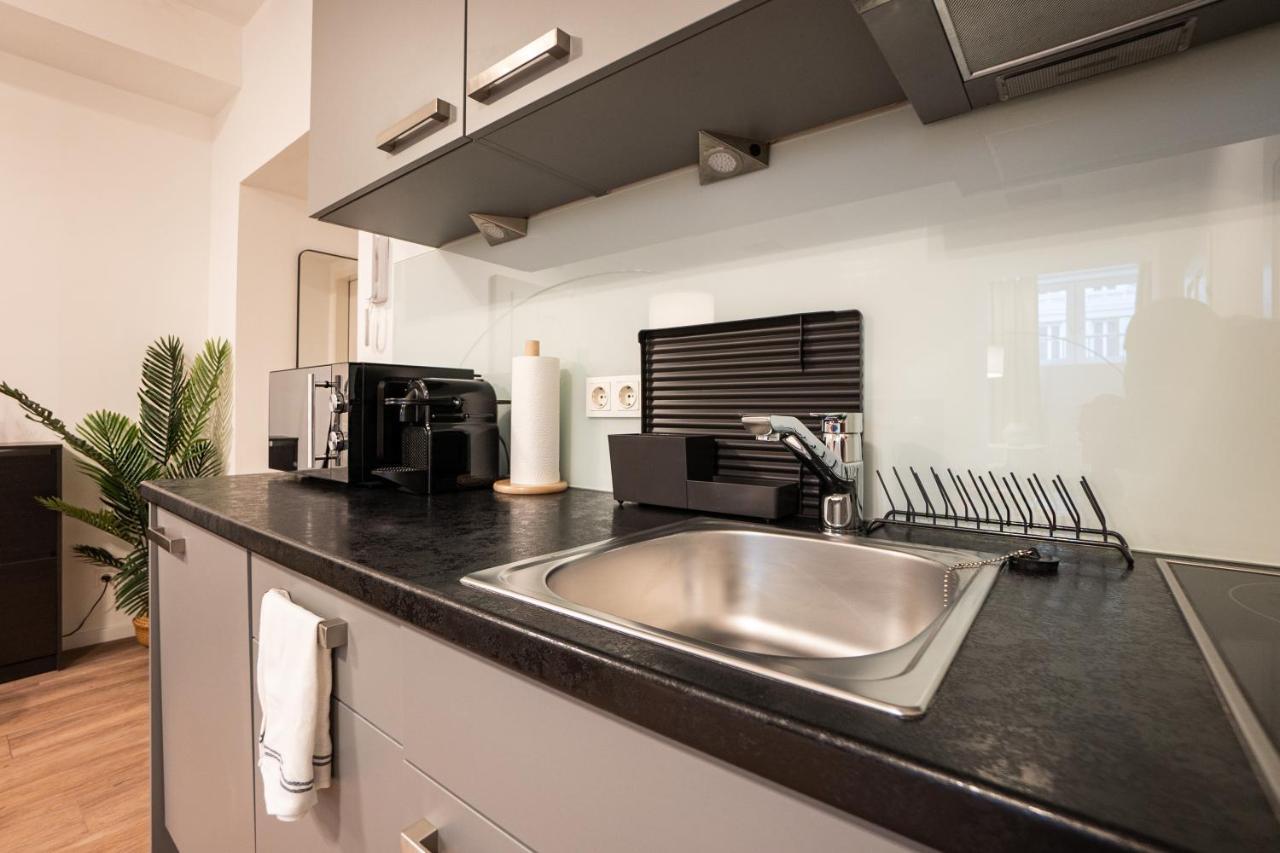 Stylish Apartment With Dedicated Working Space And Super King-Size Bed Located Between City Centre And Donau River Вена Экстерьер фото